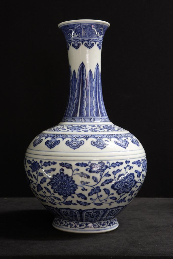 图片[1]-Blue and white lotus vase with tangled branches-China Archive